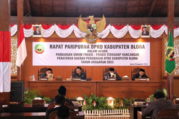Dalam rapat paripurna Dewan Perwakilan Rakyat Daerah (DPRD) bersama Pemkab Blora, Fraksi-fraksi menyampaikan pandangan umum terhadap Rancangan Peraturan Daerah (Raperda) Perubahan Anggaran Pendapatan Belanja Daerah (APBD) Kabupaten Blora Tahun Anggaran 2022.