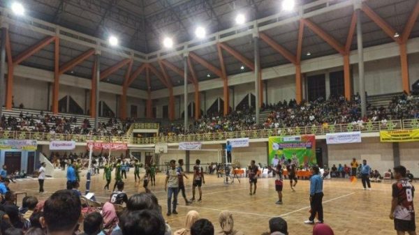Duel sengit terjadi pada laga final Kejuaraan Provinsi (Kejurprov) Bola Voli Antar Klub se-Jawa Tengah di Gor Mustika Blora, Minggu (28/8/2022). Dalam laga tersebut, dua tim baik putra maupun putri beradu taktik dan strategi guna merenggut tahta juara.