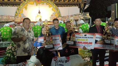 Kapolres Blora Polda Jawa Tengah AKBP Fahrurozi bersama Bupati Blora Arief Rohman menyerahkan hadiah lomba gropyokan tikus yang digelar beberapa waktu lalu di Kecamatan Kedungtuban. Penyerahan dilakukan saat malam resepsi HUT Kemerdekaan RI ke-77 di halaman depan Kantor Kecamatan Kedungtuban, Selasa (30/8) malam.