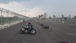 Latihan perdana balap motor di lahan parkir Bandara Ngloram Kecamatan Cepu, Blora digelar pada Minggu (4/9) sore dan diikuti lebih dari 20 pembalap. Tak hanya dari Blora, Pembalap dari luar kota pun banyak yang ikut meramaikan latihan perdanan kali ini.