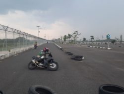 PEMBALAP LUAR KOTA IKUT RAMAIKAN LATIHAN PERDANA BALAP MOTOR DI BANDARA NGLORAM