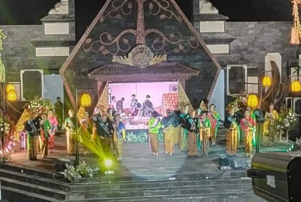 Malam Grand Final Duta Wisata Kakang Mbakyu Kabupaten Blora 2022 berlangsung meriah. Ratusan penonton memadati Stadium Tirtonadi Blora.