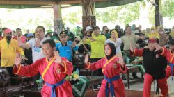 Bupati Blora, Arief Rohman ikut ramaikan Senam Sang Surya dalam pembukaan Jalan Sehat Gebyar Muktamar Muhammadiyah dan Aisyiyah ke-48, di Pendopo Rumah Dinas Bupati Blora, Minggu (11/9/2022).