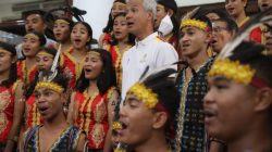 Paduan suara siswa SMAK Frateran Ndao Ende, Flores, Nusa Tenggara Timur menyanyikan lagu Garuda Pancasila untuk Gubernur Ganjar di Rumah Dinasnya, Minggu (11/9/2022). 