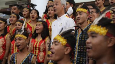 Paduan suara siswa SMAK Frateran Ndao Ende, Flores, Nusa Tenggara Timur menyanyikan lagu Garuda Pancasila untuk Gubernur Ganjar di Rumah Dinasnya, Minggu (11/9/2022). 