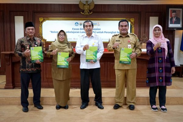 Dalam rangka meningkatkan kualitas SDM di Desa, Kementerian Desa PDTT mencanangkan Program Perkuliahan Rekognisi Pembelajaran Lampau (RPL) untuk Kepala Desa, Perangkat Desa, serta Kader Penggerak Desa di seluruh Indonesia.