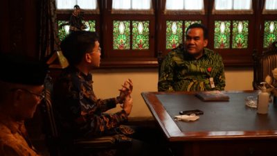 Pada Selasa (13/9) kemarin, Bupati Blora Arief Rohman yang ditemani istrinya Ainia Shalichah jalin silaturahmi dengan Raja Mangkunegara X, Kanjeng Gusti Pangeran Haryo (GPH) Bhre Cakrahutomo Wira Sudjiwo, di Pura Mangkunegaran Kota Surakarta.