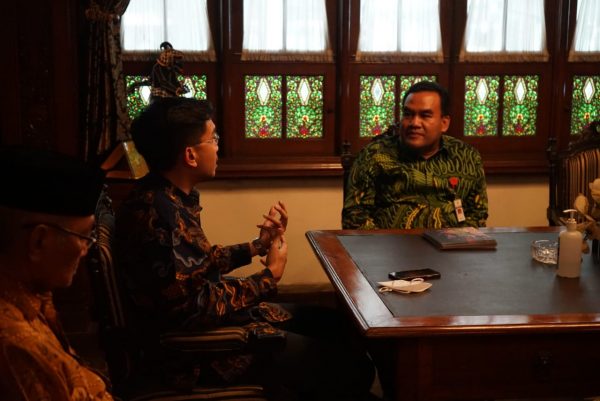 Pada Selasa (13/9) kemarin, Bupati Blora Arief Rohman yang ditemani istrinya Ainia Shalichah jalin silaturahmi dengan Raja Mangkunegara X, Kanjeng Gusti Pangeran Haryo (GPH) Bhre Cakrahutomo Wira Sudjiwo, di Pura Mangkunegaran Kota Surakarta.