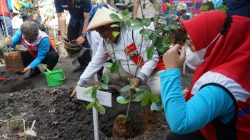 Hutan Pertagama KHDTK (Kawasan Hutan dengan Tujuan Khusus) Getas Ngandong, Kecamatan Kradenan, Blora akhirnya mulai dikelola. Hutan yang diserahterimakan Kementerian Lingkungan Hidup dan Kehutanan (KLHK) kepada UGM Yogyakarta pada 2016 lalu ini akan dikelola dengan sistem kerjasama multi stakeholder.