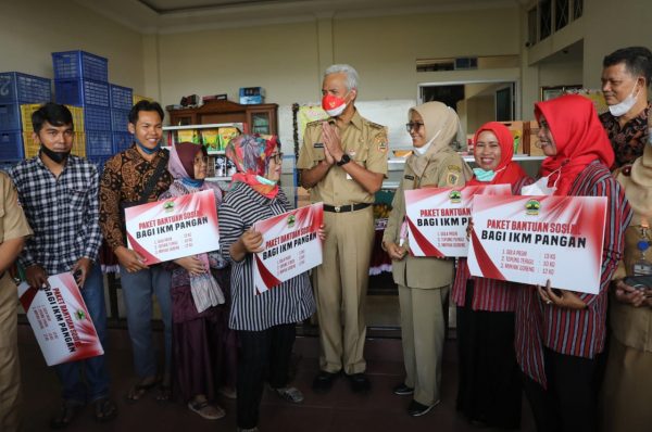 Dalam rangka pengendalian inflasi, Pemerintah Provinsi Jawa Tengah salurkan bantuan sosial kepada para pelaku Industri Kecil Menengah (IKM) di Jateng. Total anggaran yang digelontorkan ialah sebesar Rp 905.000.000.