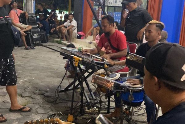 Komunitas Sedulur Seniman Blora (SSB) menggelar aksi sosial. Yaitu berupa penggalangan dana. Salah satunya di traffic light simpang empat Grojogan Blora, Selasa (20/9/2022). Aksi ini dilakukan untuk membantu sedulur seniman yang sedang sakit dan menjalani operasi di salah satu Rumah sakit di Kabupaten Grobogan, Jawa Tengah.