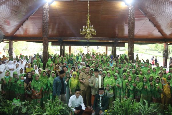 Setelah ramai kasus pemotongan BLT DD di Desa Keser, Kecamatan Tunjungan, Kabupaten Blora, Bupati Arief meminta agar seluruh elemen terlibat aktif dalam mengawasi penyaluran BLT di desa-desa. Pesan tersebut disampaikan Bupati Arief dalam acara pengajian PC Muslimat NU Kabupaten Blora di Pendopo Rumah Dinas Bupati, Senin (26/9/2022).