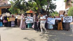 Puluhan emak-emak di Kecamatan Todanan menggelar aksi unjuk rasa. Tuntutannya, agar Tepat Hiburan Karaoke Cumpleng Indah (CI) di tutup.
