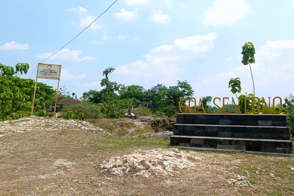 Gua Sentono di Desa Mendenrejo, Kecamatan Kradenan, Blora.