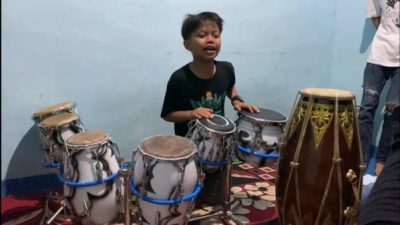 Gubernur Jawa Tengah Ganjar Pranowo memberi hadiah satu set gendang kepada Bocah Penggoyang Istana Farel Prayoga. Hadiah tersebut dikirimkan langsung ke rumah Farel di Dusun Sumberjo, Desa Kepundungan, Kecamatan Srono, Kabupaten Banyuwangi, Jawa Timur pada Rabu (31/8) malam.