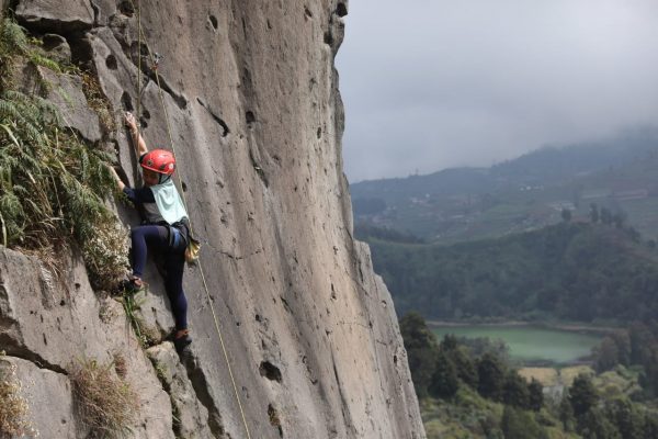 Tebing Gribig yang berada di Desa Jojogan, Kecamatan Kejajar, Kabupaten Wonosobo menawarkan sensasi sport climbing tersendiri, menguji adrenalin. Keindahan alam khas Dieng dan tantangan bagi para pemanjat tebing.