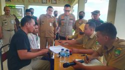 Bupati Arief Rohman (berdiri baju coklat) memantau dana BLT DD yang di potong.