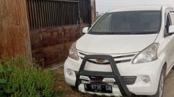 Sebuah KBM Toyota New Avanza tahun 2014 warna putih.
