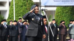 Hormat: Wakil Bupati Blora, Tri Yuli Setyowati saat menjadi inspektur upacara peringatan hari kesakitan Pancasila.