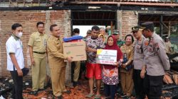 Bupati Blora, Arief Rohman memberikan bantuan kepada korban rumah kebakaran.