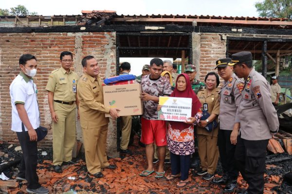 Bupati Blora, Arief Rohman memberikan bantuan kepada korban rumah kebakaran.