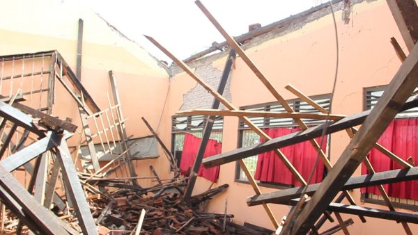 Akibat hujan deras, atap bangunan sekolah di SMP Negeri 2 Jepon, Blora jebol. Untungnya tidak ada korban jiwa dalam musibah ini. Namun kerugian di perkirakan mencapai belasan juta rupiah.