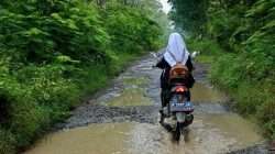Kondisi jalan penghubung Desa Sambongwangan, Kecamatan Randublatung menuju Desa Kepoh, Kecamatan Jati, Blora.