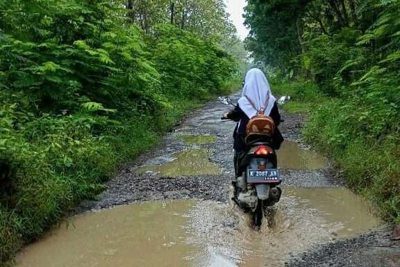 Kondisi jalan penghubung Desa Sambongwangan, Kecamatan Randublatung menuju Desa Kepoh, Kecamatan Jati, Blora.