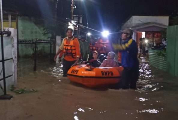 Petugas mengevakuasi korban banjir di Cepu baru-baru ini.