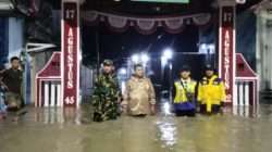 Petugas gabungan di lokasi banjir.