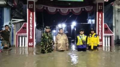Petugas gabungan di lokasi banjir.