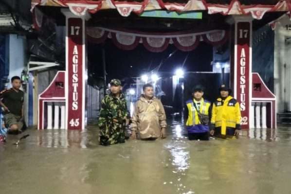 Petugas gabungan di lokasi banjir.