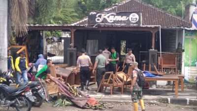 Warung kopi Kuma di Jalan RSU Cepu rusak akibat banjir.