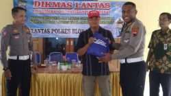 Satlantas Polres Blora membagikan paket sembako saat melakukan sosialisasi Tertib Berlalu lintas di Kelurahan Tambahrejo, Blora.