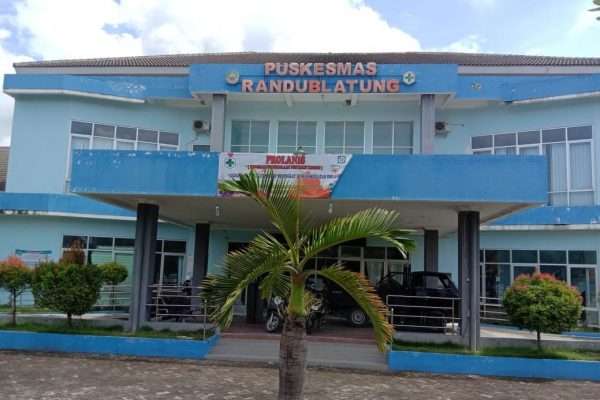 Tampak depan: Puskesmas Randublatung, Kabupaten Blora.