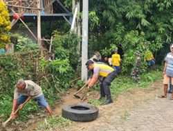 WASPADA DB, PETUGAS GABUNGAN BERSIHKAN GORONG-GORONG