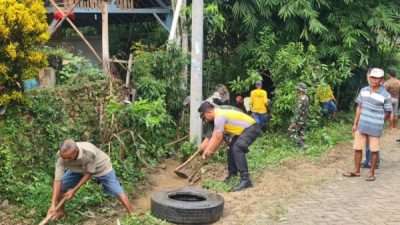 Petugas gabungan membersihkan gorong-gorong di Desa wilayah Desa Nglebur, Kecamatan Jiken, Kabupaten Blora.