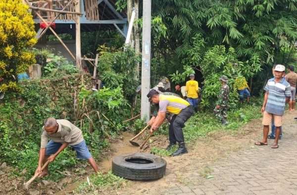 Petugas gabungan membersihkan gorong-gorong di Desa wilayah Desa Nglebur, Kecamatan Jiken, Kabupaten Blora.