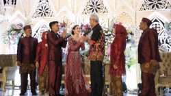Gubernur JawabTengah, Ganjar Pranowo menghadiri acara pernikahan Pedangdut Koplo Yeni Inka.