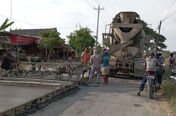 Proses pengecoran jalan kabupaten di wilayah Blora-Randublatung belum lama ini.