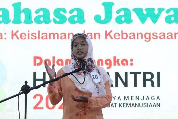 Anisa Nuraulia saat tampil pidato bahasa Jawa.
