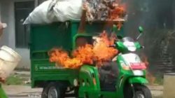 Kendaraan pengangkut sampah terbakar.