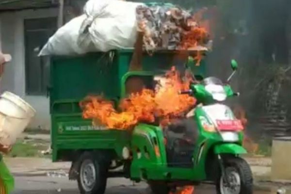Kendaraan pengangkut sampah terbakar.