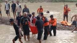 Proses evakuasi korban tenggelam di sungai.