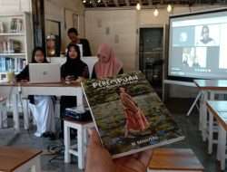 BARU RILIS, BUKU PEREMPUAN YANG BERJALAN SENDIRIAN DIBEDAH