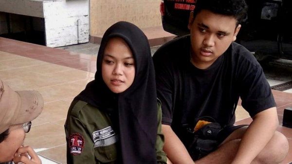 Isak tangis terbalut di wajah Aremanita asal Blora saat ia diminta menceritakan tragedi Kanjuruhan yang menewaskan 131 korban. Ia adalah Dewi Nurhayati. Sosok Aremanita asal Kecamatan Cepu, Blora yang menyaksikan langsung momen pilu di Stadion Kanjuruhan Malang.