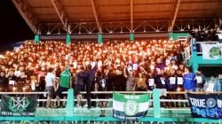 Lautan lilin banjiri Stadion Kridosono Blora pada Senin malam, 3 Oktober 2022. Bara lilin tersebut merupakan ekspresi duka Suporter Saminista Persikaba Blora atas tragedi kanjuruhan yang menewaskan 125 korban.