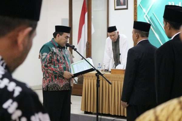 Bupati Blora Arief Rohman meminta Badan Amil Zakat Nasional (Baznas) Kabupaten Blora mengoptimalkan potensi zakat hingga diatas Rp 1 miliar/bulan. Hal itu disampaikan saat melantik Pengurus Baznas Kabupaten Blora periode 2022-2027 di ruang Pertemuan Setda Blora, Jumat (4/11/2022).
