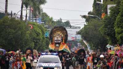 Parade seni barongan yang dihelat Pemerintah Kabupaten Blora dalam rangka peringatan Hari Jadi ke-273 Kabupaten Blora berlangsung meriah.