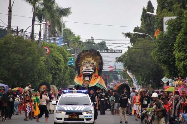 Parade seni barongan yang dihelat Pemerintah Kabupaten Blora dalam rangka peringatan Hari Jadi ke-273 Kabupaten Blora berlangsung meriah.
